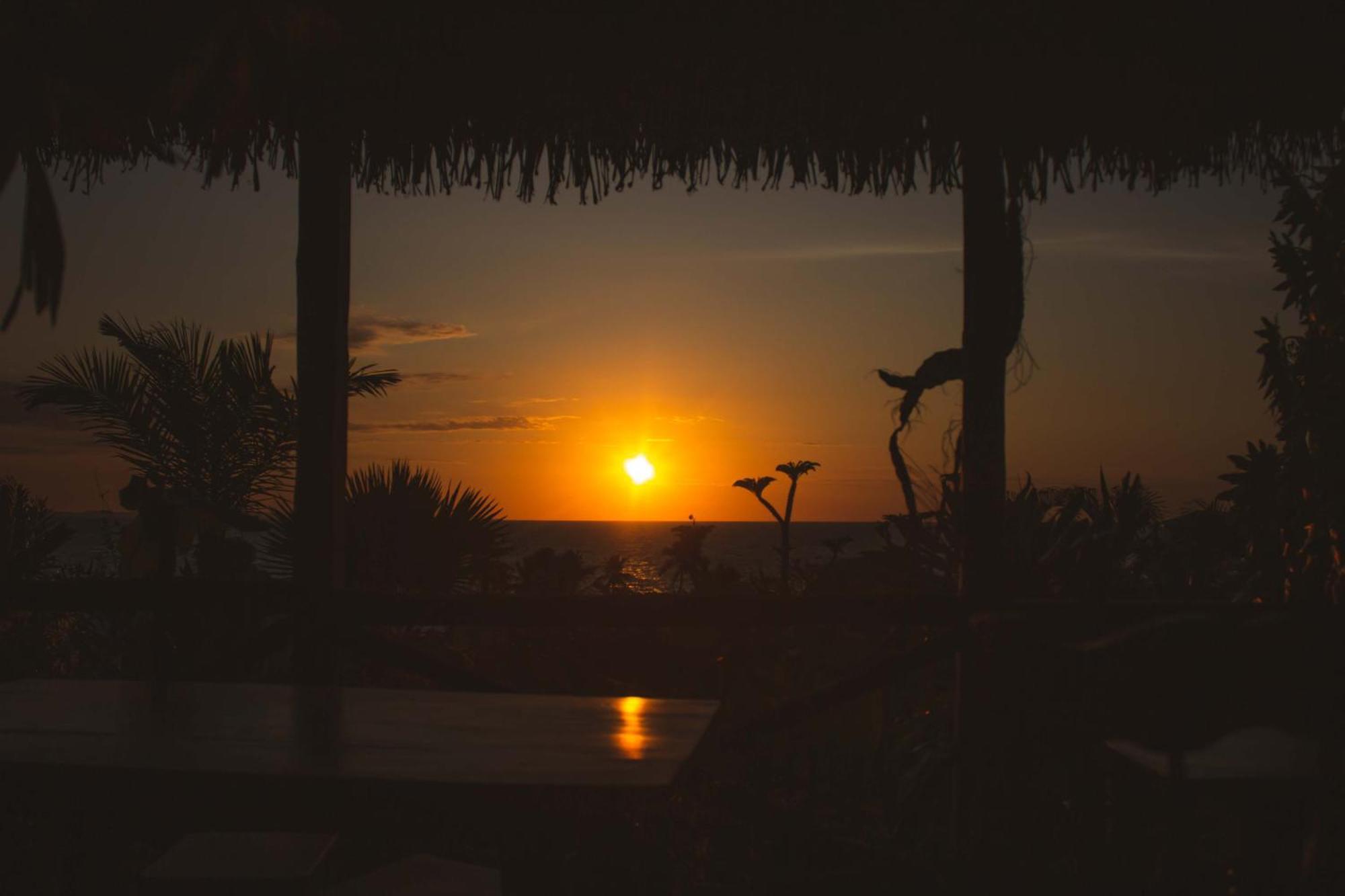 Coucher De Soleil Ambatoloaka  Kültér fotó